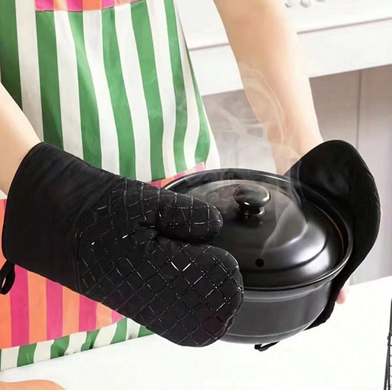 Heat-resistant, non-slip oven gloves