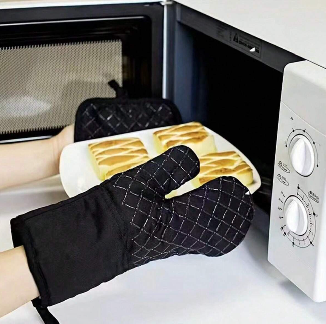 Heat-resistant, non-slip oven gloves