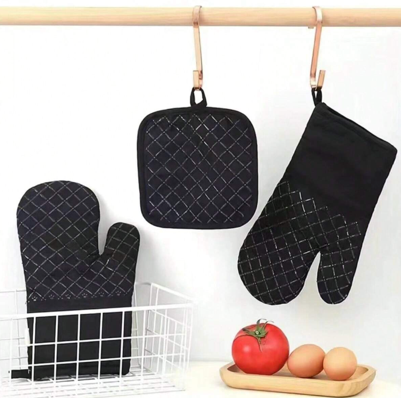 Heat-resistant, non-slip oven gloves