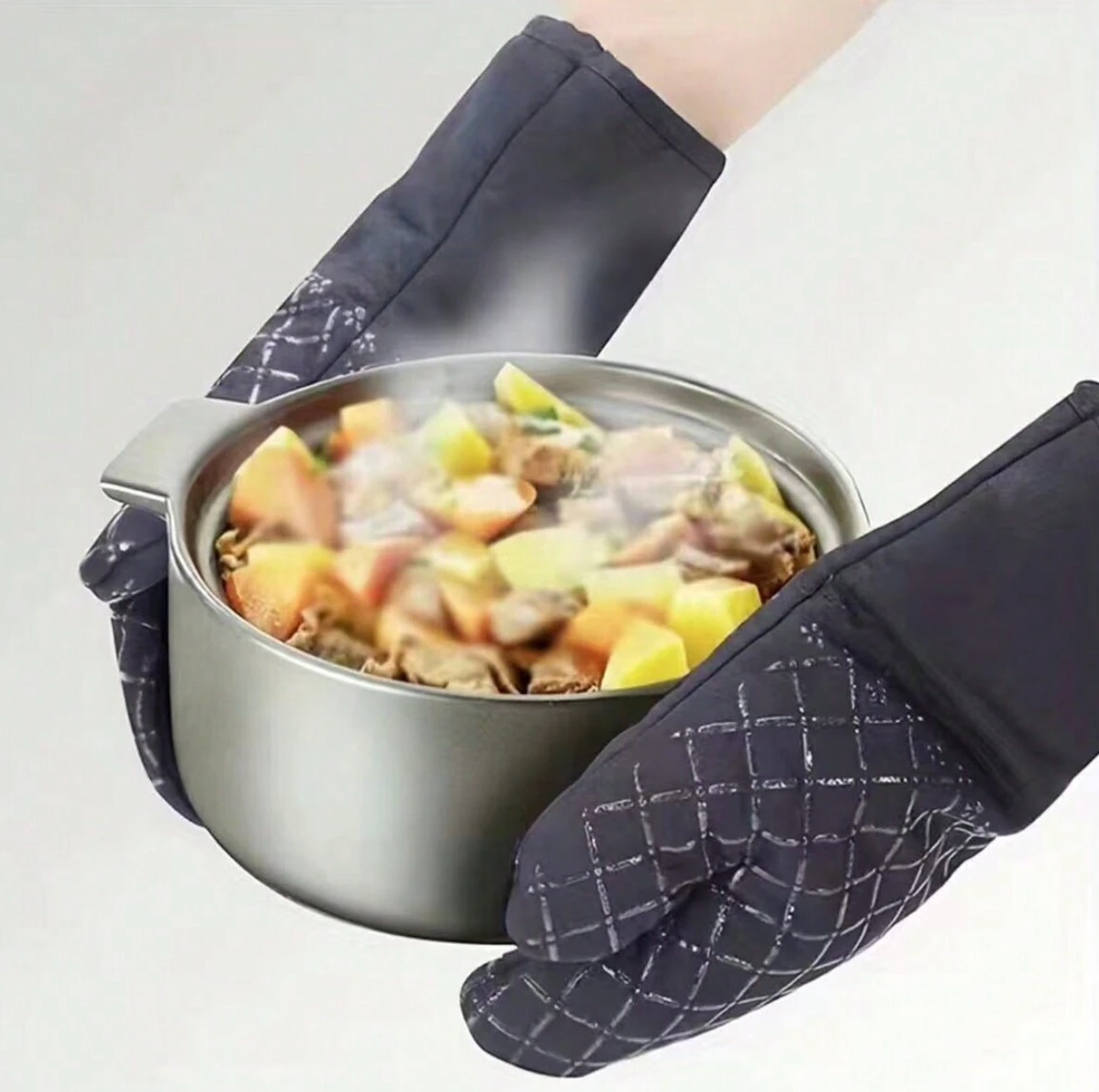 Heat-resistant, non-slip oven gloves