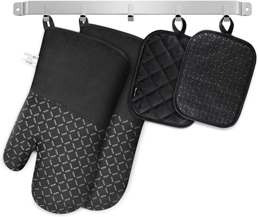 Heat-resistant, non-slip oven gloves